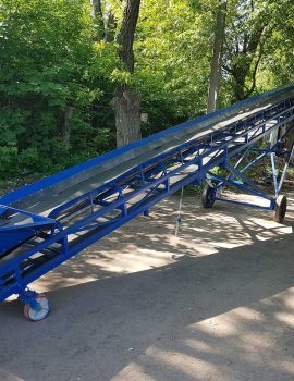 Belt conveyor mobile with adjustable